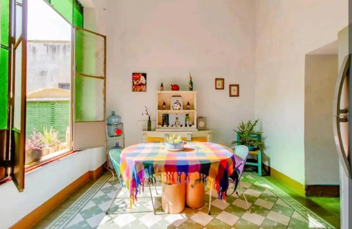 1 Guadalajara Corazon Del Centro Historico Hospedate En Una Casa Antigua En Una Habitacion Sencilla Con Areas Comunes Y Banos Compartidas Exterior photo
