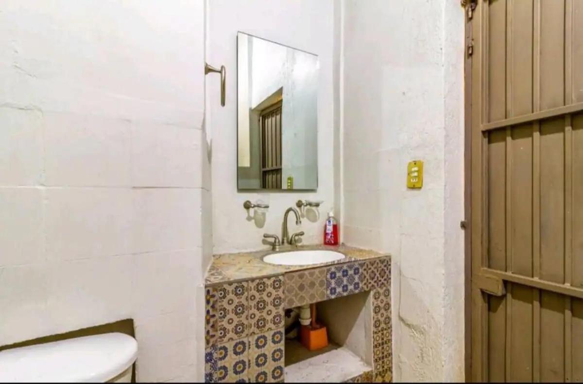 1 Guadalajara Corazon Del Centro Historico Hospedate En Una Casa Antigua En Una Habitacion Sencilla Con Areas Comunes Y Banos Compartidas Exterior photo